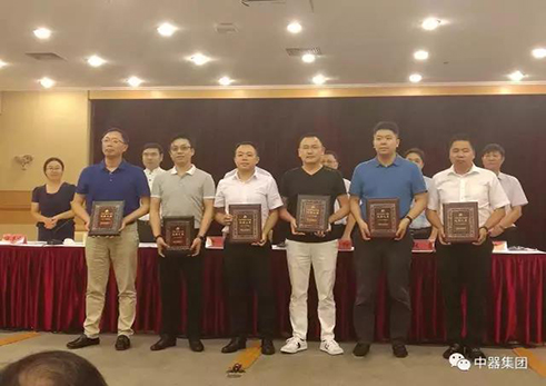 張學(xué)旺董事長榮獲奉賢區(qū)工商聯(lián)“光彩之星”榮譽(yù)稱號